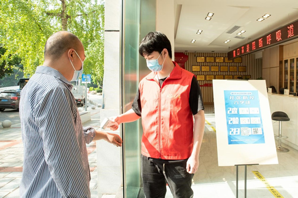 小金主動參與志愿服務(wù)活動。寶圣湖街道供圖