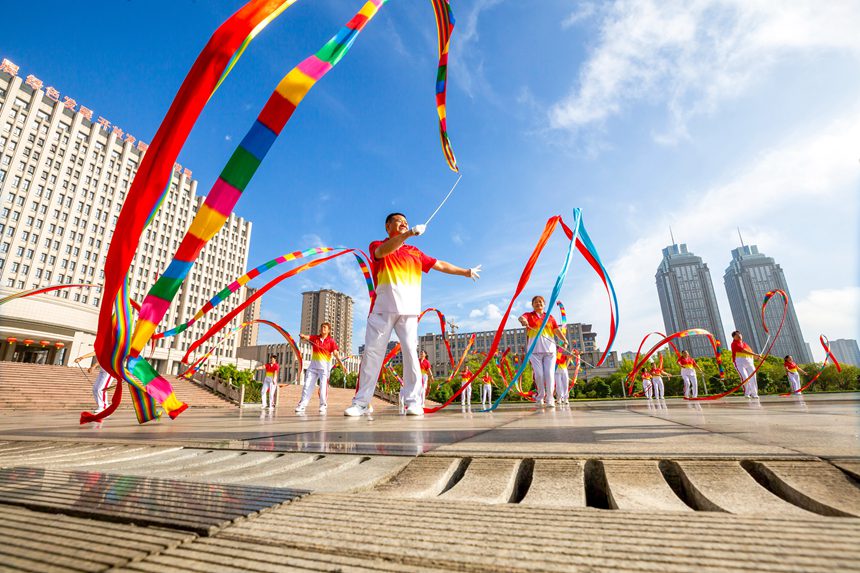 人們?cè)谀洗▍^(qū)市民廣場(chǎng)舞龍健身。瞿明斌攝