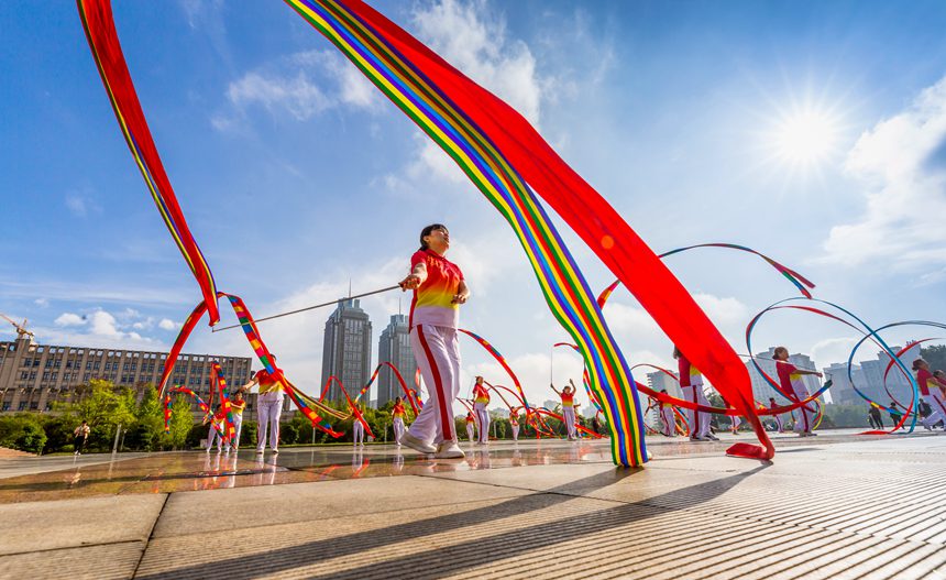 人們在南川區(qū)市民廣場舞龍健身。瞿明斌攝