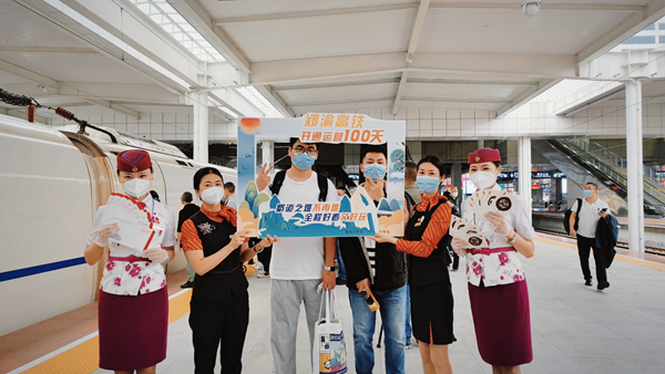 旅客合影紀(jì)念。