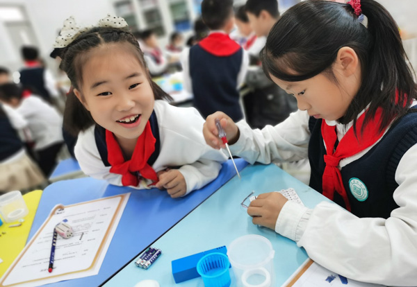 學(xué)生對(duì)實(shí)驗(yàn)課興趣很濃。大足區(qū)高新區(qū)小學(xué)供圖