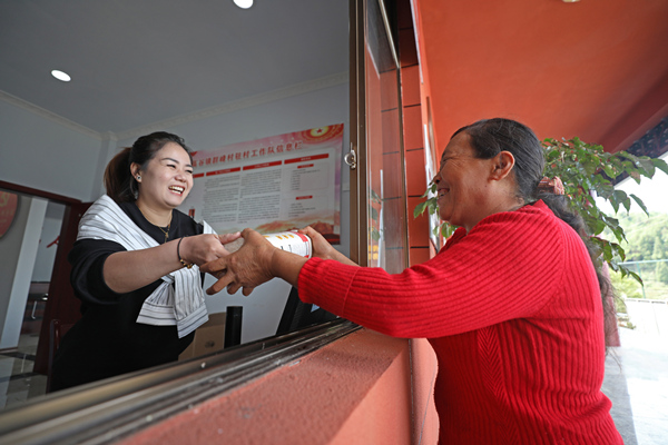 村民正在用積分兌換日常生產生活用品。趙勇攝