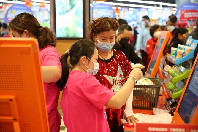 顧客通過“多點”自助購在重百新世紀超市快捷支付購物 。重慶百貨供圖