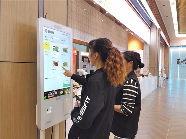 體驗(yàn)智慧點(diǎn)餐。梁平區(qū)融媒體中心供圖