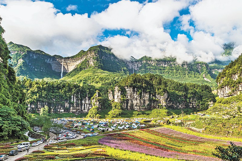 游客在南川區(qū)萬卷書臺景區(qū)露營游玩，親近自然。(南川區(qū)委宣傳部供圖)