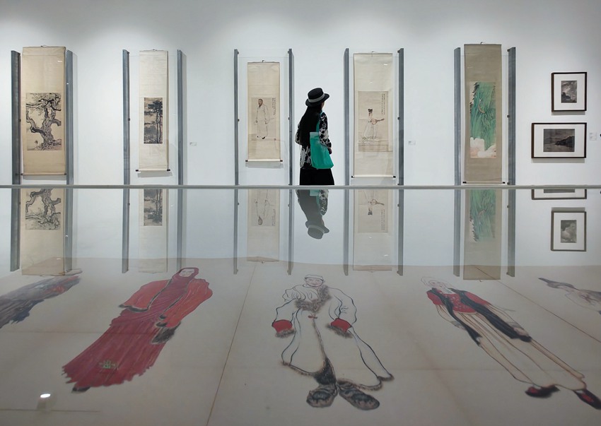 市民觀看展覽。龍帆攝