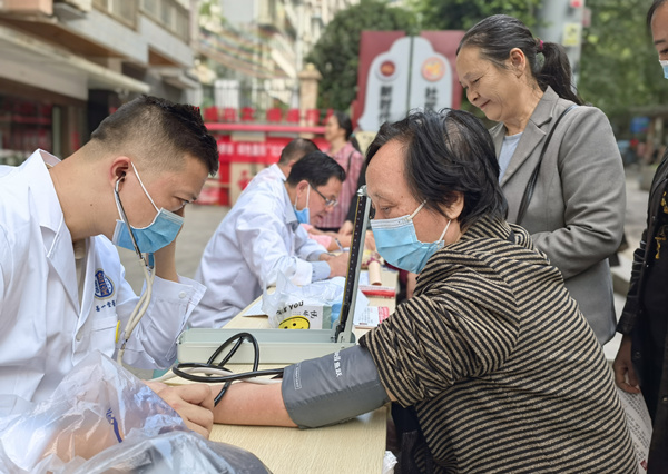 社區(qū)邀請(qǐng)醫(yī)生現(xiàn)場(chǎng)為老人義診。