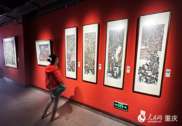 市民在欣賞參展作品。人民網(wǎng) 劉政寧攝