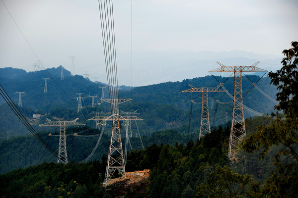 8月26日，白浙線渝3標(biāo)段N2720附件安裝及消缺施工現(xiàn)場(chǎng)。劉偉攝