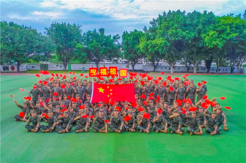 武警官兵與國旗同框，祝福祖國。李東攝