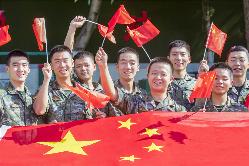 武警官兵揮舞國旗，祝福祖國繁榮昌盛。李東攝