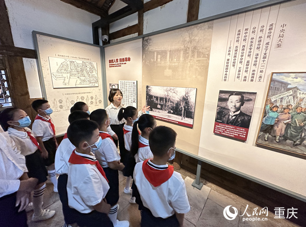 小朋友們參觀周吉可故居。人民網(wǎng) 劉政寧攝