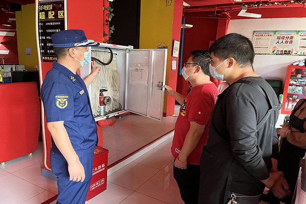 檢查現(xiàn)場。雙橋經(jīng)開區(qū)消防救援大隊供圖