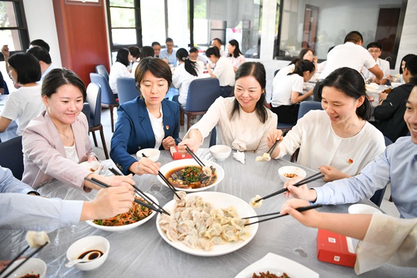 2022年9月29日，巴南區(qū)委黨校，學(xué)員們?cè)谝黄鹌錁?lè)融融。