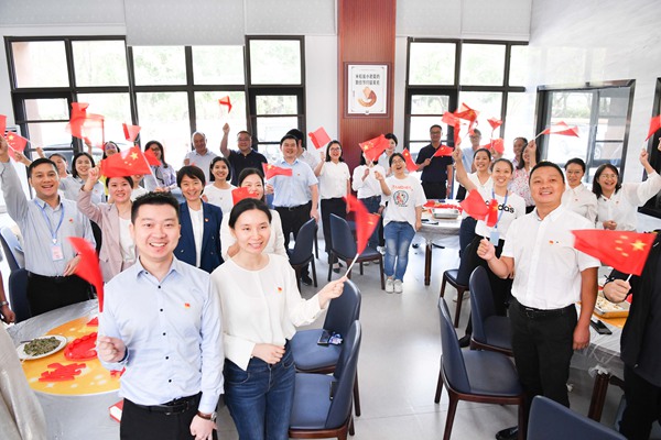 2022年9月29日，巴南區(qū)委黨校，教師與學(xué)員們一起歌頌祖國(guó)。