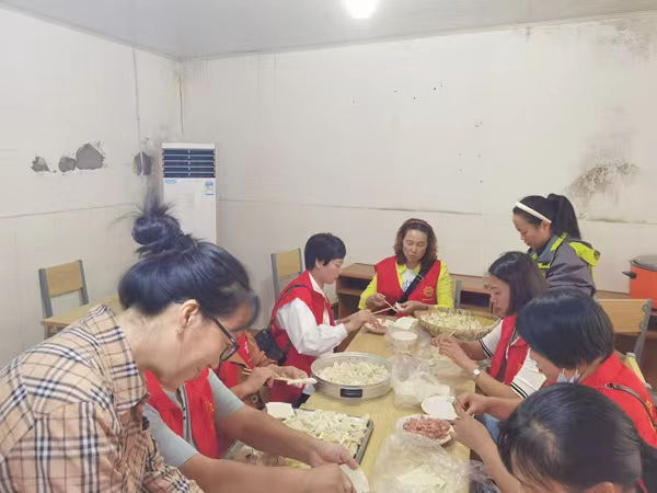 志愿者正忙著給老人準(zhǔn)備包子、餃子等食物。李雄偉攝