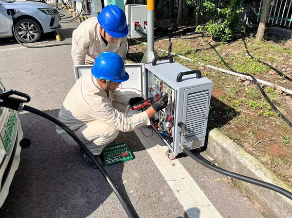 電力工人正在檢查移動充電樁。賀婷婷攝