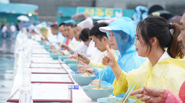 小面節(jié)上市民品嘗重慶小面。杜文嫻攝