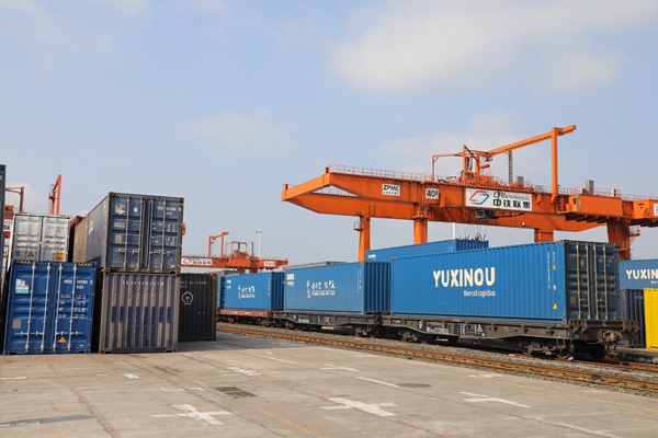 一列中歐班列（渝新歐）正在裝車，將滿載智能家電、機械設(shè)備、工業(yè)零配件等貨物，由團結(jié)村車站駛出，一路向西，運往歐洲國家。渝新歐公司供圖