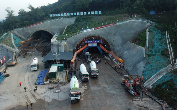 建設(shè)中的文峰山1號(hào)隧道。中鐵八局供圖