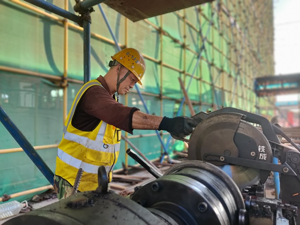 工人在進行鋼筋加工作業(yè)。