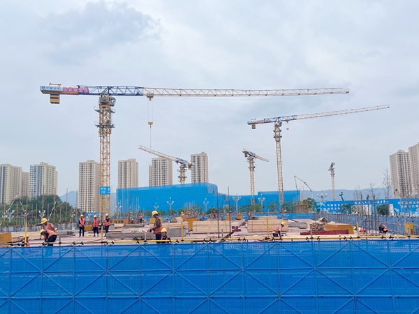 封頂現(xiàn)場。