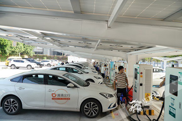 開業(yè)當天的優(yōu)惠活動吸引了一眾網(wǎng)約車駕駛員前來充電。華龍網(wǎng)-新重慶客戶端記者 ?歐武夷 攝