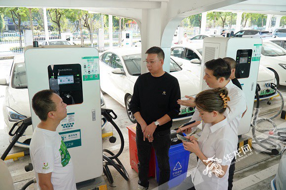 電車駕駛員了解站點開業(yè)優(yōu)惠活動。華龍網(wǎng)-新重慶客戶端記者 ?歐武夷 ?攝