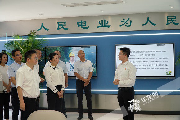 參觀零碳綜合服務倉。華龍網(wǎng)-新重慶客戶端記者 ?歐武夷 ? 攝