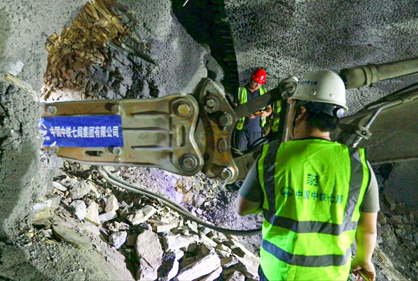 重黔鐵路武隆段趙家坡1號(hào)隧道貫通現(xiàn)場(chǎng)。 中鐵七局供圖