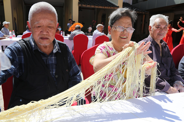 景區(qū)為老人準備的長壽面。楊孝永攝