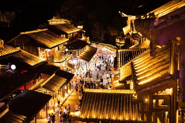 夜幕下的酉州古城。酉陽旅投供圖