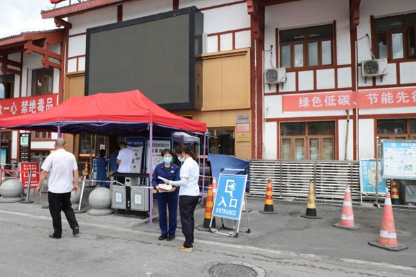 消防宣傳員向群眾發(fā)放消防宣傳資料。秀山縣消防救援大隊(duì)供圖?