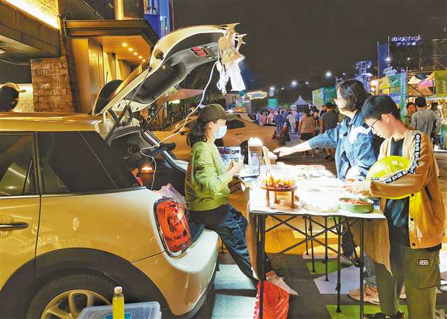 10月4日，渝中區(qū)重慶天地，夜市里后備廂經(jīng)濟受歡迎。首席記者 龍帆 實習生 尹詩語 攝/視覺重慶