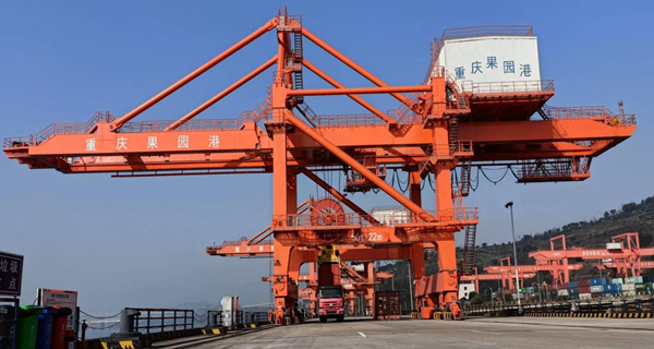 果園港集裝箱碼頭現(xiàn)場。謝力攝