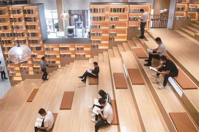 9月30日，江北區(qū)圖書館鴻恩寺新館，市民沿著“書山”拾級而上。 攝/崔力