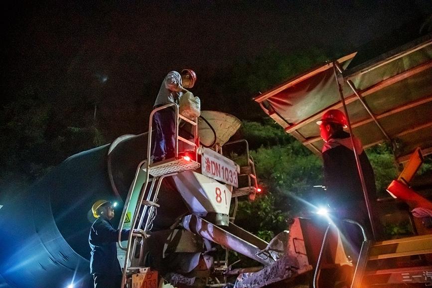 攪拌混凝土。余鴻攝