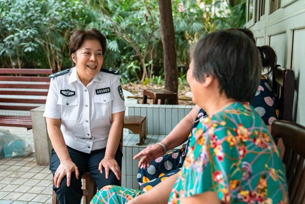 李巧莉在走訪社區(qū)居民。渝中區(qū)公安分局供圖