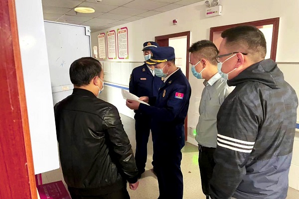 檢查現(xiàn)場。永川區(qū)消防救援支隊(duì)供圖