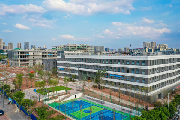 京東方重慶智慧創(chuàng)新中心。藍(lán)天攝