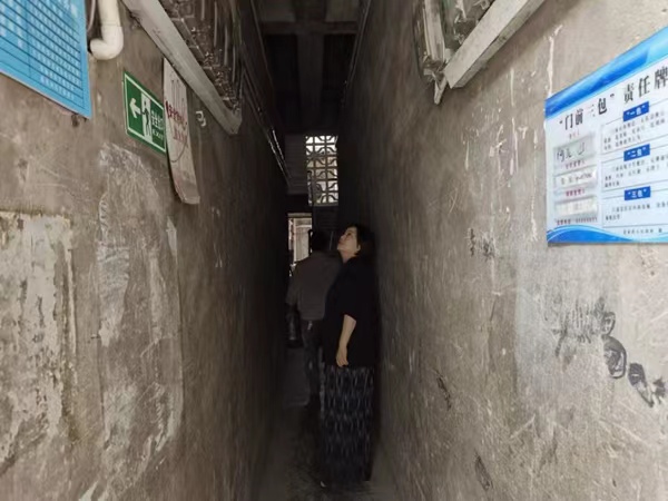 老舊樓道改造前。姜家鎮(zhèn)政府供圖