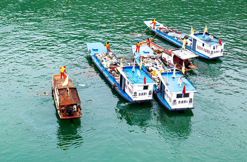 清漂隊員集中清漂。余鴻攝