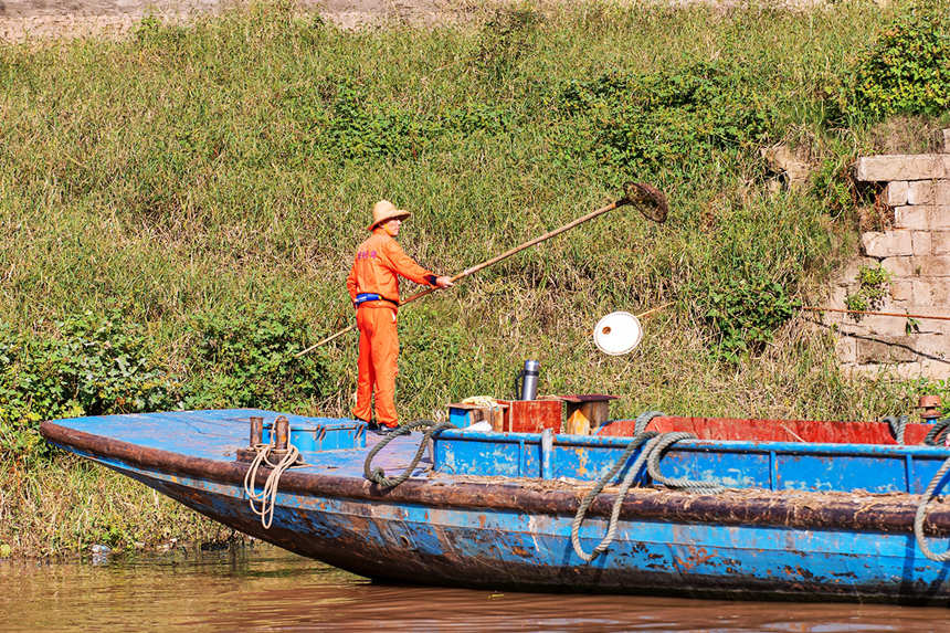 清漂工人清理江岸垃圾。余鴻攝