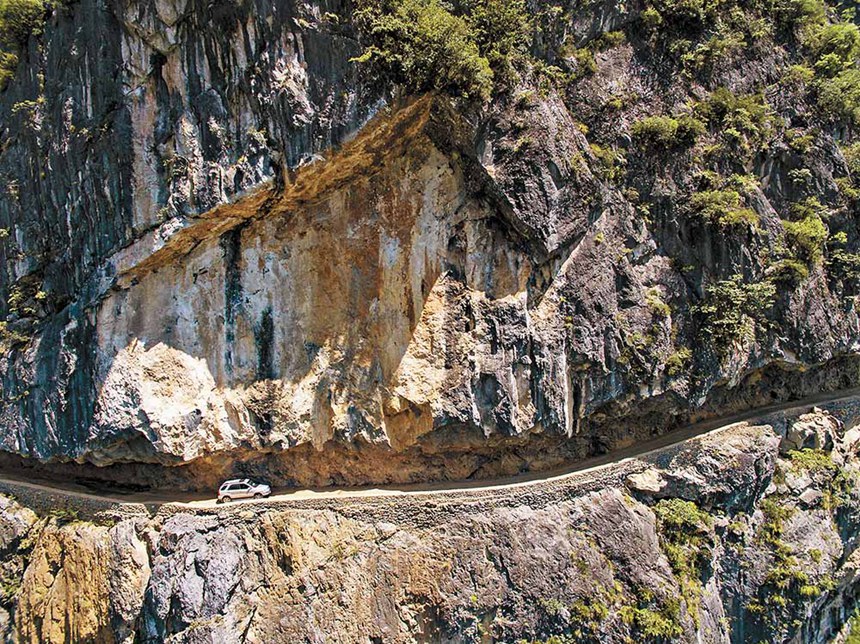 巫溪縣蘭英鄉(xiāng)蘭英村，位于海拔近千米的周家坪老虎嘴崖壁上的“天路”。記者 謝智強 攝/視覺重慶
