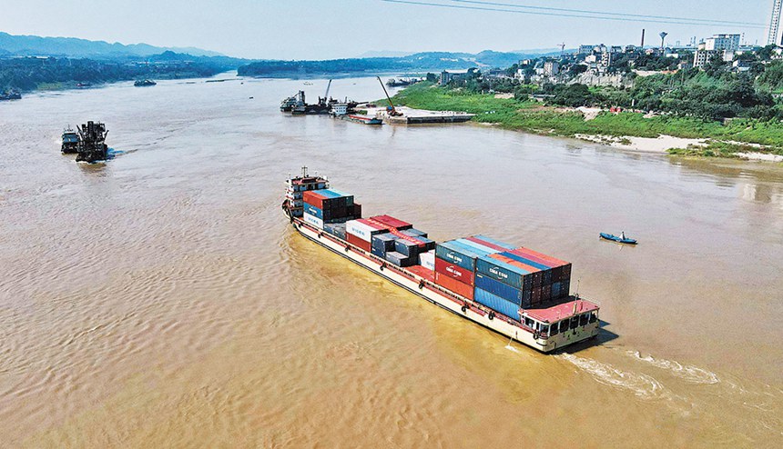 一艘滿載近3000噸貨物的集裝箱班輪從珞璜港緩緩駛離，它將沿著長江航道駛向上海。賀奎 攝