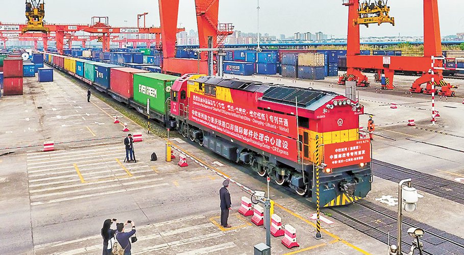 二〇二〇年四月三日，在位于沙坪壩區(qū)的團(tuán)結(jié)村中心站，全國(guó)首趟中歐班列(渝新歐)“中國(guó)郵政號(hào)”專(zhuān)列從這里出發(fā)前往歐洲。(重慶日?qǐng)?bào)資料圖片)記者 張錦輝 攝/視覺(jué)重慶