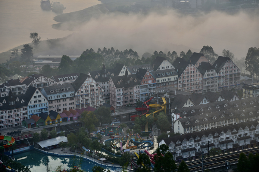 10月19日，重慶涪陵長江邊出現(xiàn)平流霧景觀。楊孝永攝