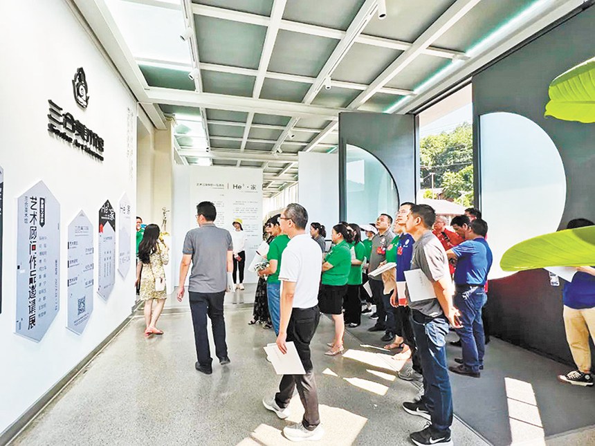 三河村的美術(shù)館吸引了不少參觀者。（受訪者供圖）