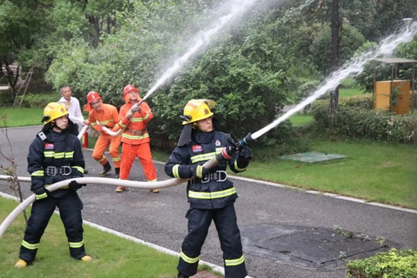 消防救援站與社區(qū)微型消防站聯(lián)勤聯(lián)訓(xùn)。合川區(qū)消防救援支隊供圖