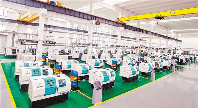 宏鋼數(shù)控智能化車間生產(chǎn)現(xiàn)場。（受訪者供圖）